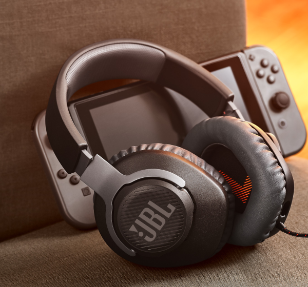 jbl_quantum_100_black_lifestyle